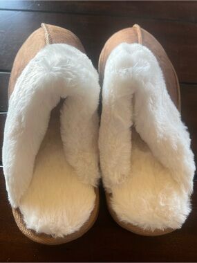 New unisex w 11-12 or M 9-10 Cozy Faux-Fur Lined Slippers - Brown and White soft